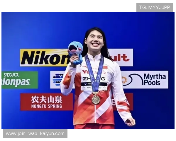 张雨霏在游泳冠军赛中夺得百米蝶泳冠军